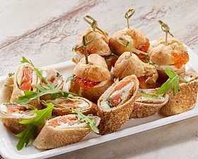 Рыбное ассорти (блинчики с лососевой икрой+пуф с икрой)