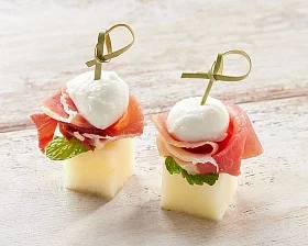 Канапе с дыней и пармской ветчиной