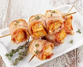 Мини шашлычки из индейки с беконом