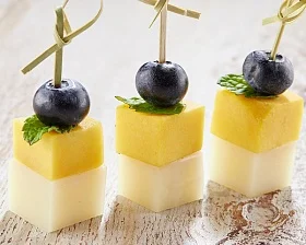 Канапе с козьим сыром, манго и голубикой