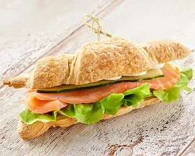 Мини круассан с лососем