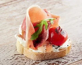 Мини брускетта с пармской ветчиной