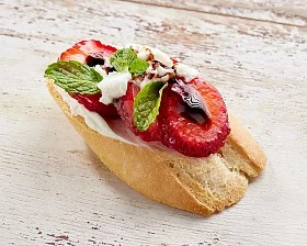 Кростини с клубникой и маскарпоне