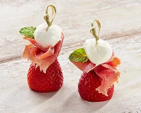 Канапе с клубникой, пармской ветчиной и сыром моцарелла2