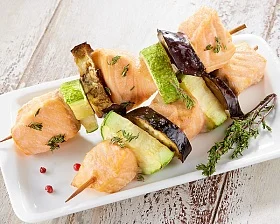 Шашлычок из лосося с овощами
