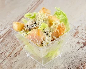 Мини салат Цезарь с птицей